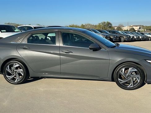 Used 2025 Hyundai Elantra Limited image 14