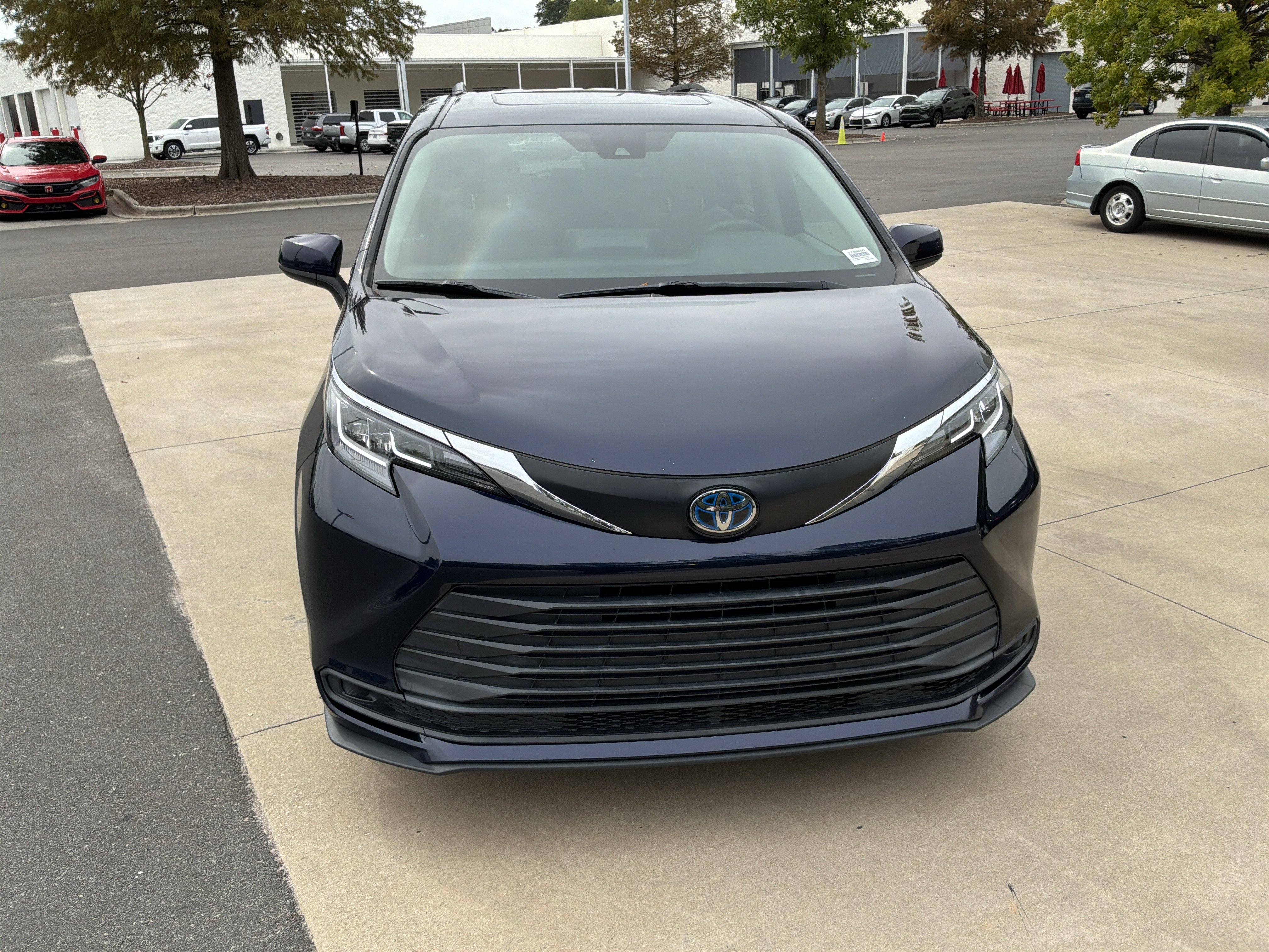 Used 2021 Toyota Sienna LE w/ LE Plus Package AWD/4WD image 3