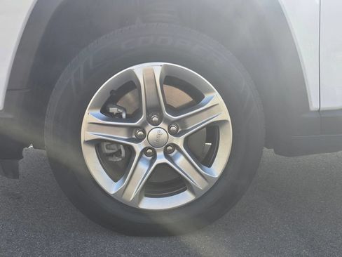 Used 2024 Jeep Compass Latitude AWD/4WD image 7