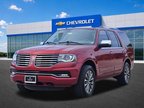 Used 2016 Lincoln Navigator Select RWD image 2