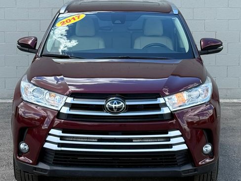 Used 2017 Toyota Highlander XLE w/ Carpet Mat Package AWD/4WD image 17