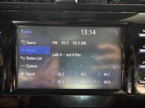 Used 2018 Toyota Camry LE FWD image 25