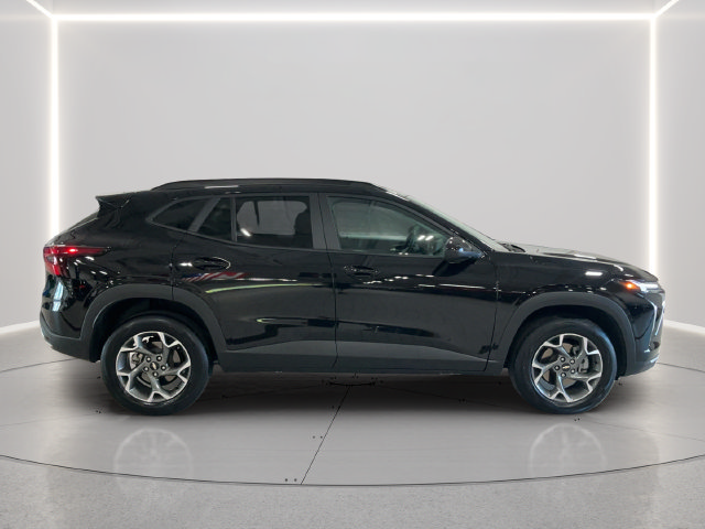 Used 2025 Chevrolet Trax LT w/ LT Convenience Package FWD image 7