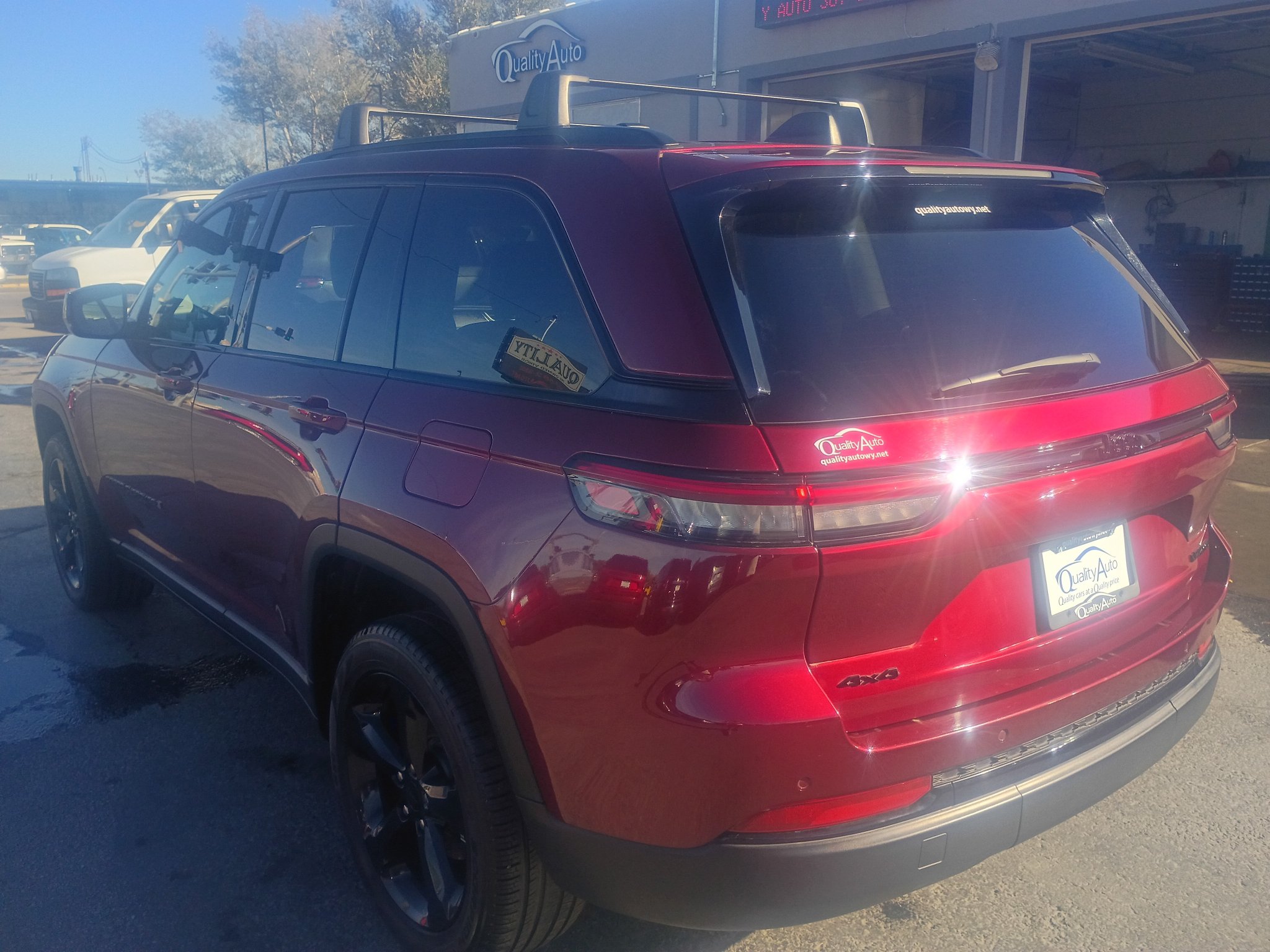 Used 2023 Jeep Grand Cherokee Limited w/ Black Appearance Package AWD/4WD image 8
