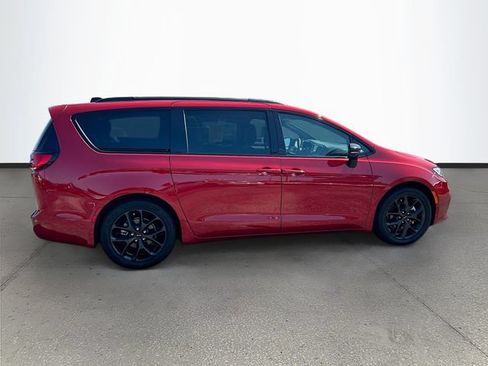 Used 2025 Chrysler Pacifica Limited FWD image 31