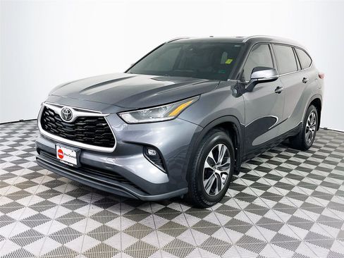 Used 2021 Toyota Highlander XLE image 3