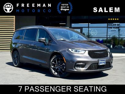 Used 2023 Chrysler Pacifica Touring-L w/ Uconnect Theater Family Group