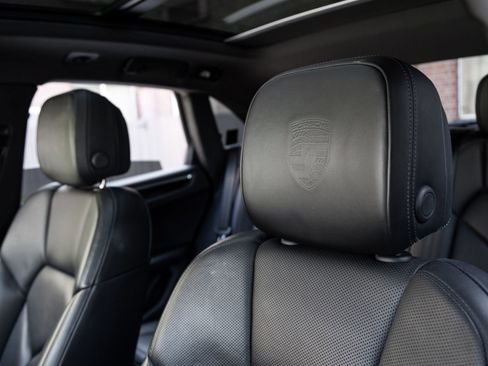 Certified 2023 Porsche Macan AWD/4WD image 22