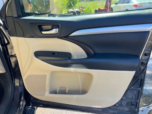Used 2018 Toyota Highlander XLE AWD/4WD image 17