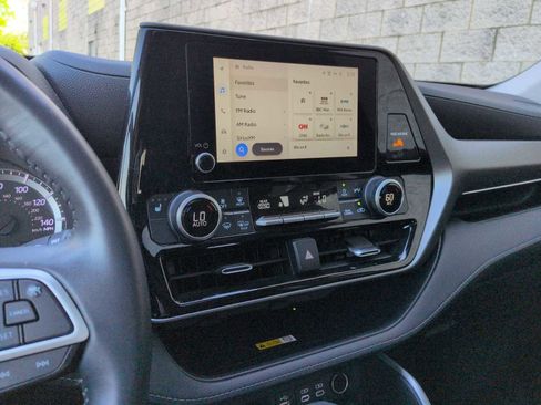 Used 2023 Toyota Highlander XLE image 30