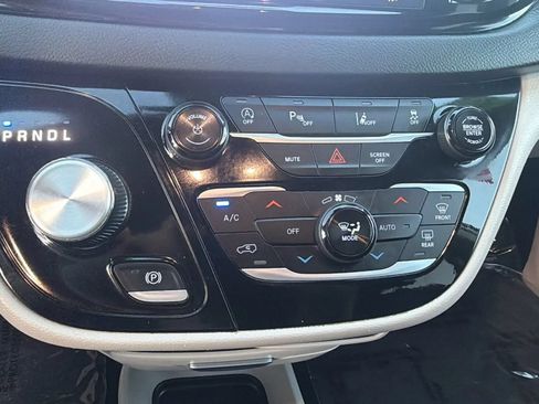 Used 2024 Chrysler Pacifica Touring-L FWD image 25