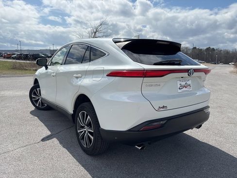 Used 2022 Toyota Venza LE image 2