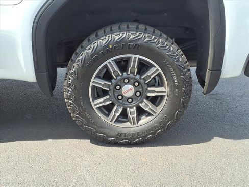 Used 2024 GMC Sierra 1500 AT4 w/ Technology Package AWD/4WD image 10
