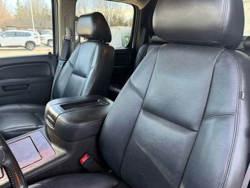 Used 2013 Chevrolet Avalanche LTZ image 19