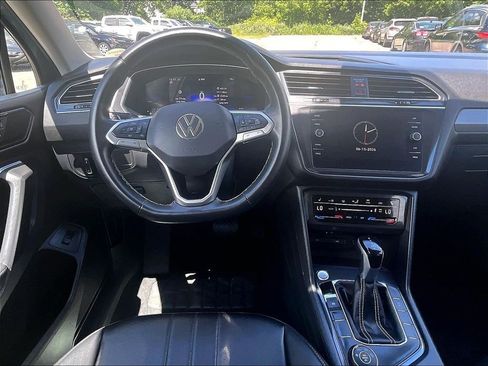 Used 2024 Volkswagen Tiguan SE AWD/4WD image 17