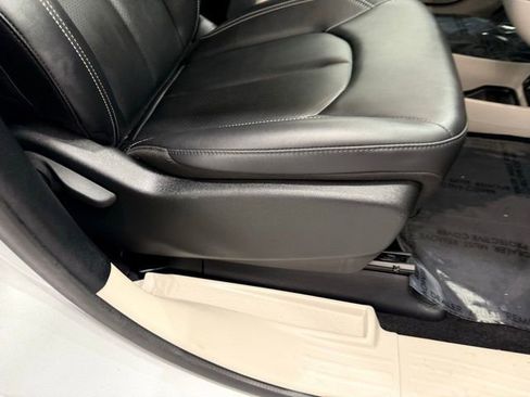 Used 2024 Chrysler Pacifica Touring-L AWD/4WD image 22