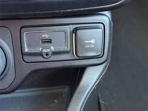 Used 2018 Jeep Renegade Latitude w/ Popular Equipment Group image 17