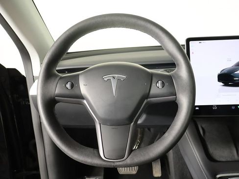 Used 2024 Tesla Model Y Long Range RWD image 38