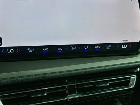 Used 2025 Chevrolet Traverse LT FWD image 24