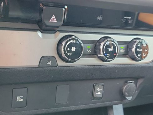 Used 2017 Toyota Tacoma SR5 w/ Tow Package RWD image 29