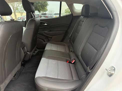 Used 2025 Chevrolet Trax LT w/ LT Convenience Package FWD image 27
