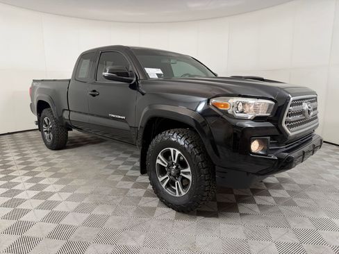 Used 2017 Toyota Tacoma TRD Sport w/ Tow Package (A/T) AWD/4WD image 7