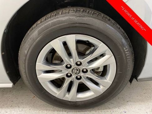 Used 2022 Toyota Sienna XLE Woodland Edition image 9