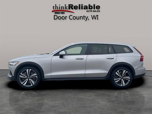 Used 2025 Volvo V60 B5 Cross Country Plus image 2