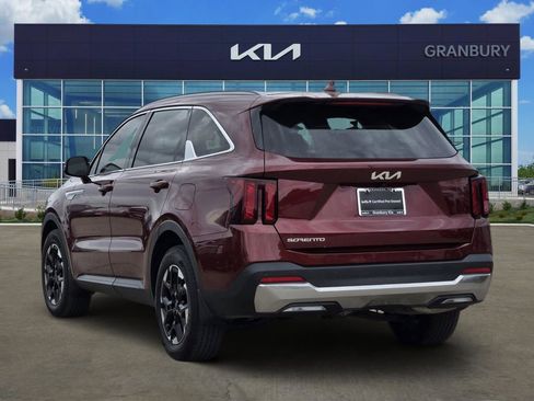 Used 2025 Kia Sorento S image 4