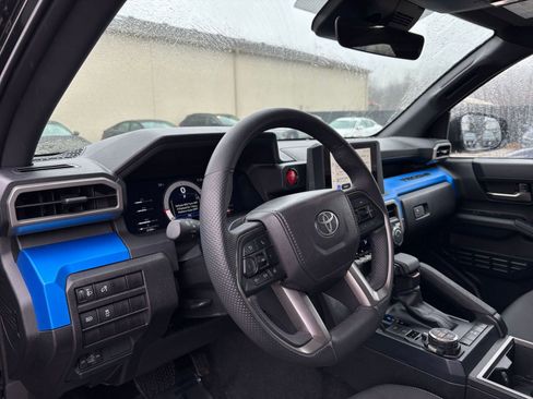 Used 2025 Toyota Tacoma TRD Off-Road image 33
