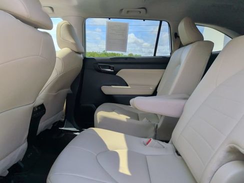 Used 2025 Toyota Highlander XLE FWD image 31