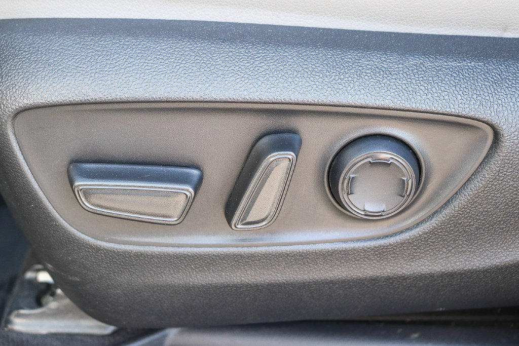 Used 2025 Toyota Sienna XLE FWD image 21