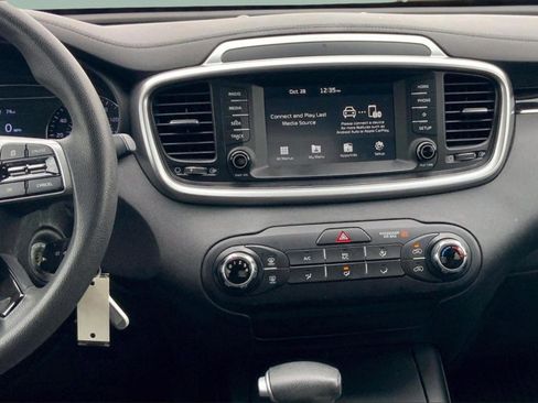 Used 2020 Kia Sorento LX image 9