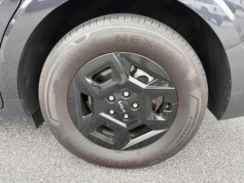 Used 2025 Kia Carnival FWD image 10