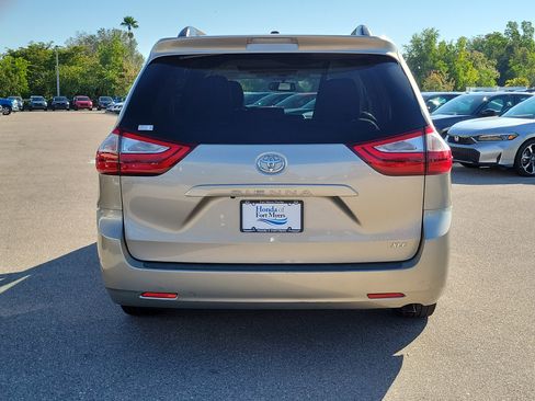 Used 2017 Toyota Sienna XLE Premium image 5