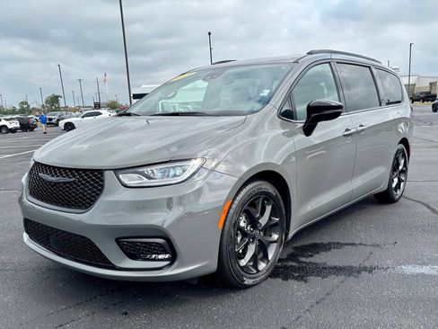 Used 2025 Chrysler Pacifica Limited FWD image 3