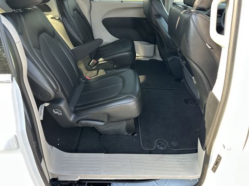 Used 2024 Chrysler Pacifica Touring-L image 16