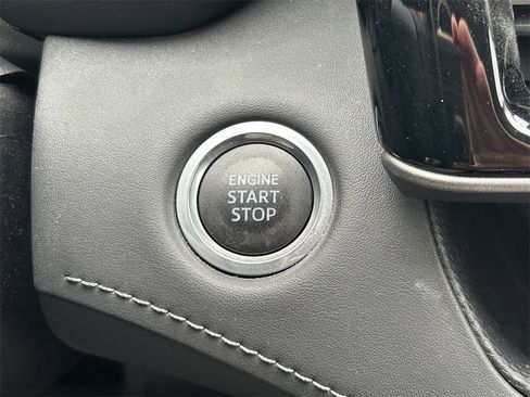 Used 2020 Toyota Highlander XLE image 32