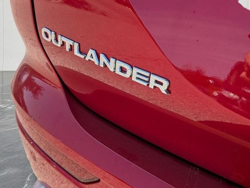 New 2025 Mitsubishi Outlander SE image 11