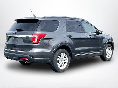 Used 2018 Ford Explorer XLT w/ Equipment Group 202A AWD/4WD image 3