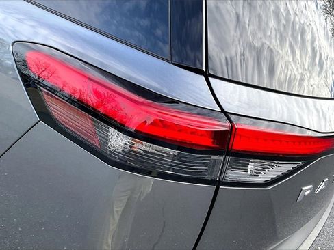 Used 2024 Nissan Pathfinder S image 20