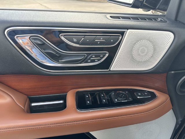 Used 2020 Lincoln Navigator L Reserve w/ Luxury Package RWD image 21