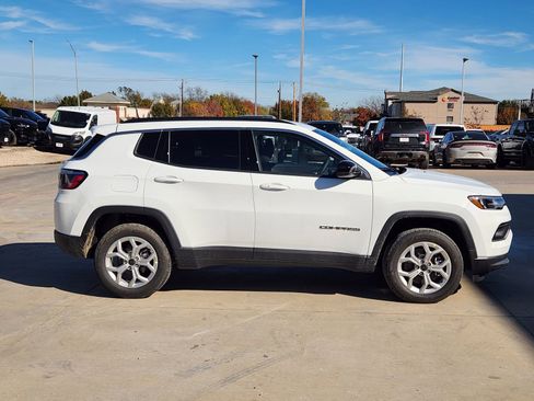New 2026 Jeep Compass Latitude image 7