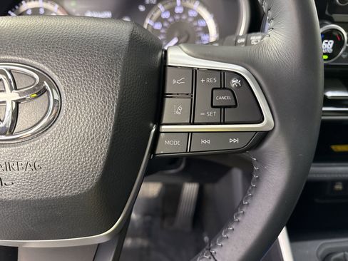 Used 2024 Toyota Highlander XLE image 14