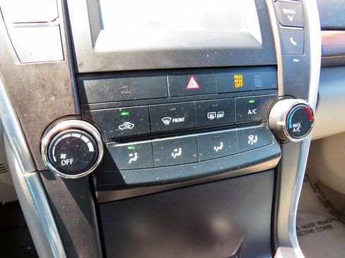 Used 2017 Toyota Camry LE image 25