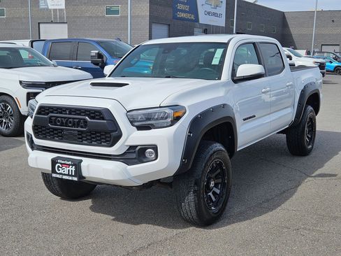 Used 2021 Toyota Tacoma TRD Sport w/ TRD Premium Sport Package AWD/4WD image 8