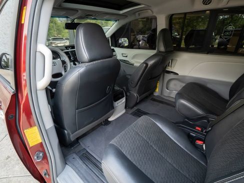 Used 2014 Toyota Sienna SE FWD image 17