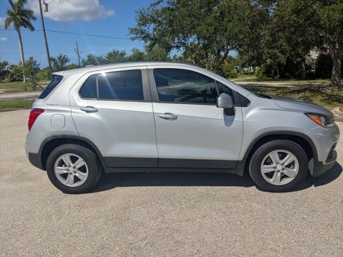 Used 2020 Chevrolet Trax LS w/ Tint and Cruise Package FWD image 4