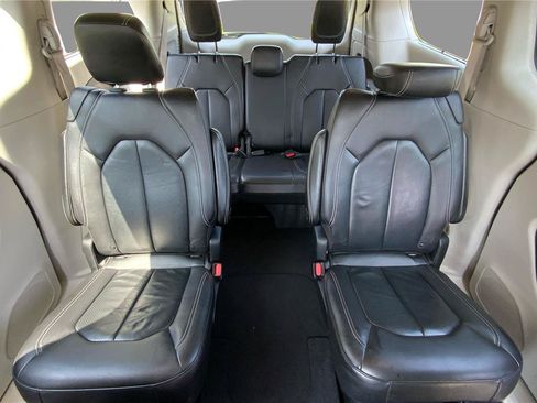 Used 2022 Chrysler Pacifica Touring-L FWD image 14