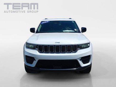 Used 2023 Jeep Grand Cherokee Laredo RWD image 2